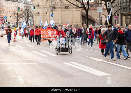 München, Deutschland. Februar 2024. Nach Angaben der Organisatoren versammelten sich am 18. Februar 2024 rund 500 Menschen in München, um ihre Solidarität mit der israelischen Bevölkerung und den Juden zu demonstrieren. Sie fordern die Freilassung der Geiseln. (Foto: Alexander Pohl/SIPA USA) Credit: SIPA USA/Alamy Live News Stockfoto