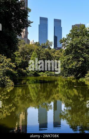 Das Deutsche Bank Center (ehemals Time Warner Center) spiegelt sich auf den Gewässern des Central Park - Manhattan, New York City Stockfoto