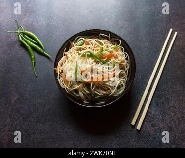 Blick von oben auf Gemüseschozwan-Nudeln oder hakka-Gemüsenudeln oder Chow mein in einer schwarzen Schüssel Stockfoto