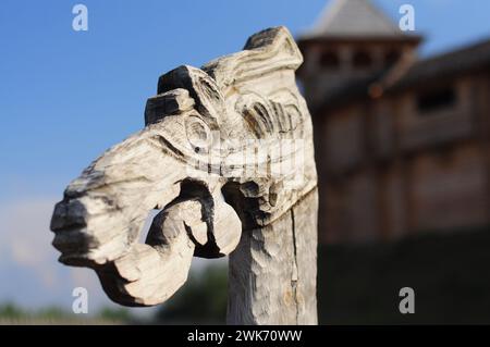 Holzfigur eines Drachen im Kopf eines Bootes, vor dem Hintergrund der Festung der Kiewer Rus, dem Feiertag der Sommersonnenwende. Stockfoto