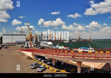 Odessa, Ukraine. Juli 2021. Seehafen mit Kränen und Schiffen, die Exportgetreide laden. Stockfoto