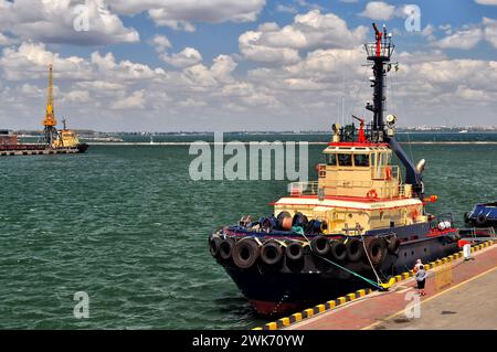 Odessa, Ukraine. 22. Juli 2021. Schiff im Hafen. Kräne entladen Fracht. Schwarzer Boden, gelbes Dach des Schiffs. Stockfoto