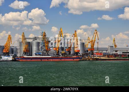 Odessa, Ukraine. Juli 2021. Odesa Seehafen mit Kränen und Schiffen, die Exportgetreide laden. Stockfoto