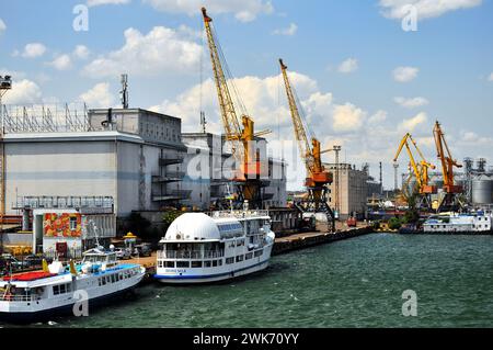 Odessa, Ukraine. 22. Juli 2021. Seehafen mit Kranen und Schiffen, die Exportkorn für den Export beladen. Stockfoto