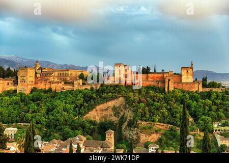 Alhambra auf dem Sabikah-Hügel bei Sonnenuntergang, maurisches Stadtschloss, Nasridenpaläste, Sierra Nevada mit Schneeresten im Hintergrund, Mirador de San Stockfoto