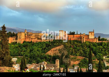 Alhambra auf dem Sabikah-Hügel bei Sonnenuntergang, maurisches Stadtschloss, Nasridenpaläste, Sierra Nevada mit Schneeresten im Hintergrund, Mirador de San Stockfoto