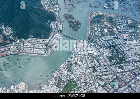 Vom Aussichtspunkt des Flugzeugs aus bietet sich ein bezaubernder Blick auf Ho Chi Minh City, Saigon, den Fluss und die sanften Hügel, die in ruhigen Blautönen getaucht sind. fesselnde sn Stockfoto