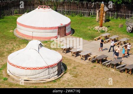 Kiew, Ukraine. Juli 2013. Wohnraum für Nomaden in einem historischen Park. Weiße Tuchkuppelhäuser der Skythen. Stockfoto