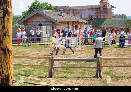 Kiew, Ukraine. Juli 2013. Demonstrierender Schwertkampf im historischen Park der Kiewer Rus. Ritterturnier auf dem Hintergrund der antiken Baukunst Stockfoto