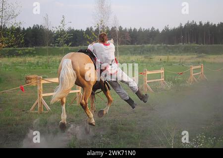 Kiew, Ukraine. Juli 2013. Der Reiter tritt in einer traditionellen Reitshow anlässlich der Sommersonnenwende in Osteuropa auf. Stockfoto