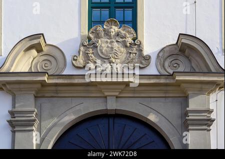 Steinwappen am Eingangstor, fürstbischöfliche Burg, Marktoberdorf, Allgäu, Bayern, Deutschland Stockfoto