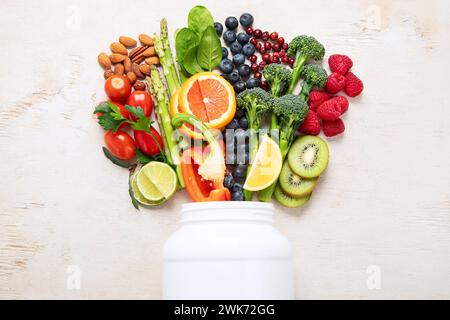 Vitamin C in Obst und Gemüse. Natürliche Produkte mit hohem Vitamin-C-Gehalt auf weißem Hintergrund. Draufsicht. Stockfoto