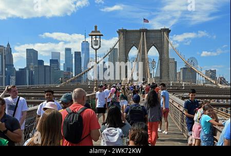 Menschenmenge vor Pylon auf der Brooklyn Bridge, Skyline Lower Manhattan, Manhattan, Brooklyn, New York City, New York, USA Stockfoto