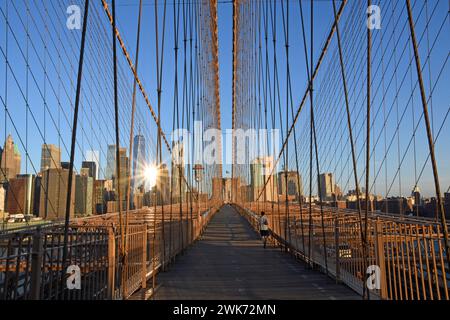 Blick im Flug von Kabelhaltern der Brooklyn Bridge, morgens Brooklyn Bridge Manhattan, Brooklyn, New York City, New York, USA Stockfoto