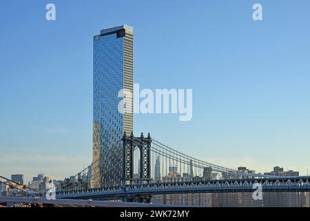 Blick von Brooklynbridge zur Manhattan Bridge und zum Wolkenkratzer One Manhattan Square, am East River, Manhattan, Brooklyn, New York City, New York, USA Stockfoto