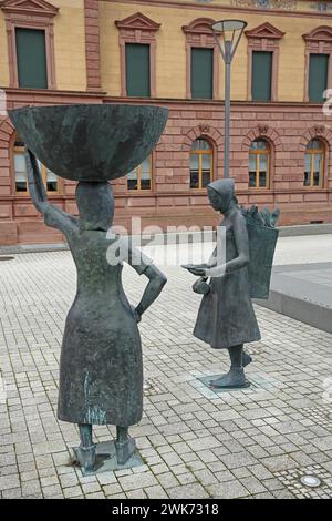 Skulptur Schuhträger und Denkmal der ehemaligen Schuhindustrie, Schuhproduktion, Schuhträger, Träger, Schuhe, schuh, Kopf, Tragen, zurück, Rucksack Stockfoto