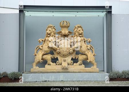 Zwei Löwenfiguren mit Wappen und Krone aus dem historischen Königreich Bayern, Bayerisch, Verzierungen, Rahmen, Skulptur, Altes Postamt Stockfoto