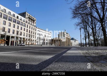 Das Brandenburger Tor in Berlin. Dort, wo viele Hunderte von Menschen in der Regel verweilen, um den Regierungsbezirk zu besuchen, herrscht jetzt eine unheimliche Stille. Öffentlich Stockfoto