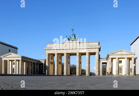 Das Brandenburger Tor in Berlin. Dort, wo viele Hunderte von Menschen in der Regel verweilen, um den Regierungsbezirk zu besuchen, herrscht jetzt eine unheimliche Stille. Öffentlich Stockfoto