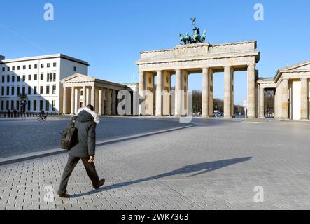 Das Brandenburger Tor in Berlin. Dort, wo viele Hunderte von Menschen in der Regel verweilen, um den Regierungsbezirk zu besuchen, herrscht jetzt eine unheimliche Stille. Öffentlich Stockfoto