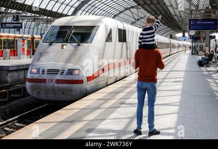 Ein Vater trägt seinen Sohn auf der Schulter, während ein ICE-Zug der Deutschen Bahn am 05/2020 in Berlin Spandau ankommt Stockfoto