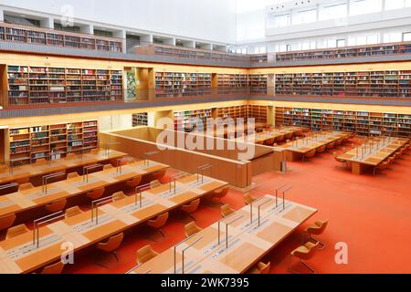 Blick auf den allgemeinen Lesesaal der Staatsbibliothek Berlin im Gebäude unter den Linden. Die Grundsanierung durch das Bundesamt für Stockfoto