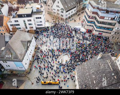 Luftaufnahme einer großen Menschenmenge auf einem Stadtplatz während einer Demonstration, Demonstration gegen die Rechte, Nagold, Schwarzwald, Deutschland Stockfoto