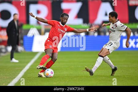 Omar Traore 1. FC Heidenheim 1846 FCH (23) in einem Tackle, Action, gegen Amine Adli Bayer 04 Leverkusen (21), Voith-Arena, Heidenheim Stockfoto