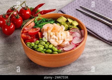 Hawaian Cuisine – Poke mit Cocktailgarnelen und Avocado Stockfoto