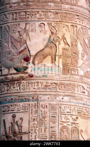 Antike Säule mit farbenfroher Wandmalerei, KOM Ombo Tempel der Götter Horus und Sobek, Ägypten. Tolle Säulen im Como-Ombo Temple Complex, Ägypten, Nor Stockfoto