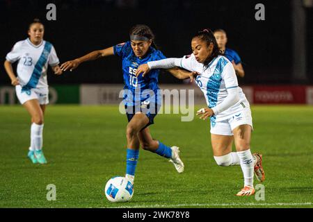 El Salvador-Stürmer Brenda Ceren (10) und Guatemala-Verteidiger Jemery Myvett (16) kämpfen während des CONCACAF Women’s Gold Cup (matc) um den Besitz Stockfoto