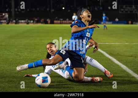 El Salvador Stürmer Brenda Ceren (10) wird vom guatemaltekischen Verteidiger Jemery Myvett (16) im Kampf um den Besitz während des CONCACAF Women’s Gold Cup im Vorlauf bekämpft Stockfoto