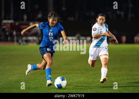 El Salvador Stürmer Brenda Ceren (10) wird von der Mittelfeldspielerin Elisa Texaj (8) im CONCACAF Women’s Gold Cup am Samstag verteidigt Stockfoto