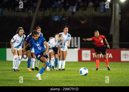 El Salvador Stürmer Brenda Ceren (10) erzielt einen Elfmeterschießen beim Vorspiel des CONCACAF Women’s Gold Cup gegen Guatemala am Samstag, Februar Stockfoto