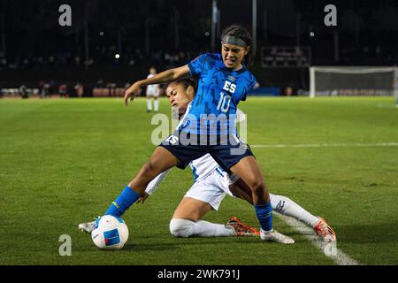 El Salvador Stürmer Brenda Ceren (10) wird vom guatemaltekischen Verteidiger Jemery Myvett (16) im Kampf um den Besitz während des CONCACAF Women’s Gold Cup im Vorlauf bekämpft Stockfoto