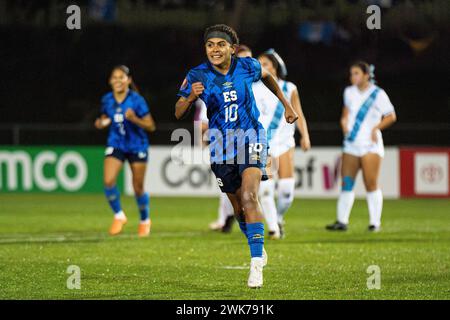 El Salvador Stürmer Brenda Ceren (10) feiert nach einem Elfmeterschießen beim CONCACAF Women’s Gold Cup im Vorspiel gegen Guatemala am Samstag Stockfoto