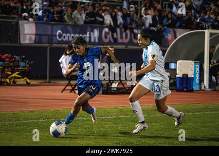 El Salvador Stürmer Brenda Ceren (10) wird am Samstag im Vorspiel des CONCACACAF Women’s Gold Cup von Guatemala-Verteidigerin Ana Martinez (20) verteidigt Stockfoto