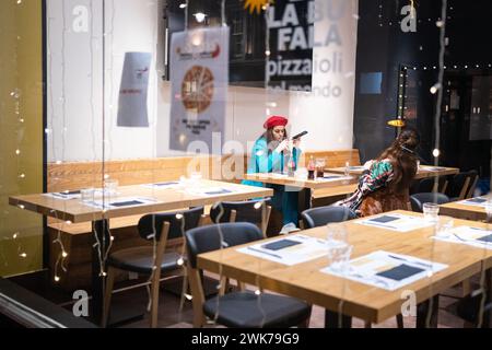 Aktenfoto vom 12/21 von Gästen, die in einem weitgehend leeren Restaurant im Zentrum Londons essen. Ein Viertel der britischen Gastgewerbeunternehmen gibt an, dass sie keine Barreserven mehr haben, wie neue Forschungen zeigen, da Industriekommunikatoren das Finanzministerium dazu aufgefordert haben, die Steuersenkungen für den Sektor zu priorisieren. Ausgabedatum: Montag, 19. Februar 2024. Stockfoto