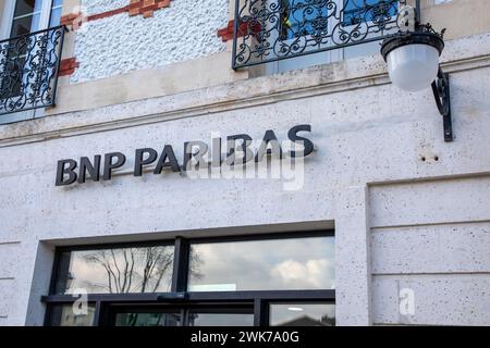 Bordeaux , Frankreich - 02 12 2024 : BNP paribas Logo und Text Marke Fassadenbüro paris Agentur französische multinationale Bank Stockfoto