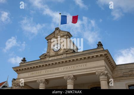 Arcachon Stadt Französisch Flagge mit mairie liberte Egalite Fraternite frankreich Text Schild Fassadenbau bedeuten Rathaus und Freiheit Gleichheit Bruderschaft in fr Stockfoto