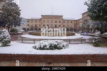 Navàs Rathausplatz im Winter schneebedeckt (Bages, Barcelona, Katalonien, Spanien) ESP: Plaza del Ayuntamiento de Navàs nevada en invierno (Barcelona España) Stockfoto