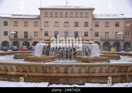 Navàs Rathausplatz im Winter schneebedeckt (Bages, Barcelona, Katalonien, Spanien) ESP: Plaza del Ayuntamiento de Navàs nevada en invierno (Barcelona España) Stockfoto