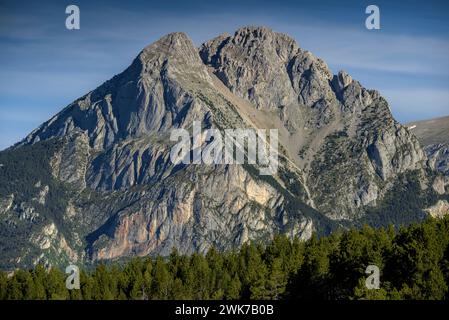 Pedraforca von Coll de Pradell, unter der Serra d'Ensija (Berguedà, Katalonien, Spanien, Pyrenäen) ESP: Pedraforca visto desde el Coll de Pradell Stockfoto