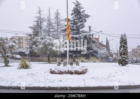 Verschneite Catalunya-Platz in der Stadt Navàs im Winter (Bages, Barcelona, Katalonien, Spanien) ESP: Plaza Catalunya nevada en el Pueblo de Navàs, España Stockfoto