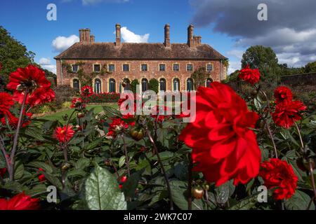 Strode House Barrington Court in der Nähe von Ilminster Somerset England UK mit Lily Pond Garden und Red Dahlias im Sommer Stockfoto