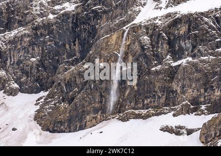 Spontane Schneelawinen auf den Klippen des weißen Cirque de Gavarnie im Spätwinter (Gavarnie, Hautes Pyrénées, Occitania, Frankreich) Stockfoto