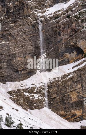 Spontane Schneelawinen auf den Klippen des weißen Cirque de Gavarnie im Spätwinter (Gavarnie, Hautes Pyrénées, Occitania, Frankreich) Stockfoto