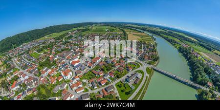 Die Marktstadt Marktl am Inn in der Region Inn-Salzach in Oberbayern von oben Stockfoto