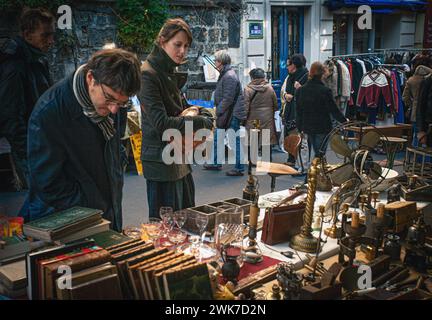FRANKREICH / Ile de France / Paris / Paar spazieren Hand in Hand über den Flohmarkt am Place des Abbesses, Montmartre. Stockfoto