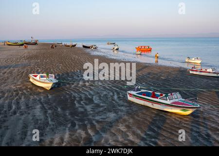 Cox's Bazar, Bangladesch, 14. Dezember 2019: Touristen am Strand der Insel Saint Martin in der Bucht von Bengalen. Cox's Bazar, Bangladesch. Stockfoto